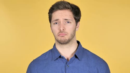 No me gusta el joven casual sobre fondo amarillo