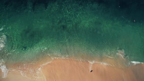 Vista aérea de la playa de arena rosa y el mar de cristal azul