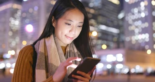 Utilisation d'un téléphone portable par une femme pour envoyer des messages texte