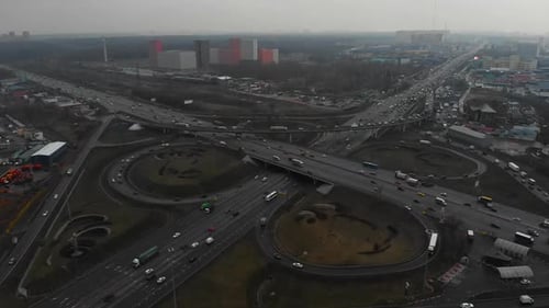 Vue du dessus d'une route principale de la ville. Vue de dessus du carrefour routier. La caméra survole la route