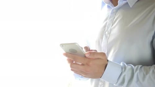 Man sendet eine SMS-Nachricht auf dem Smartphone