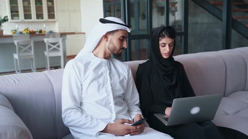Familie verbringt Zeit miteinander zu Hause