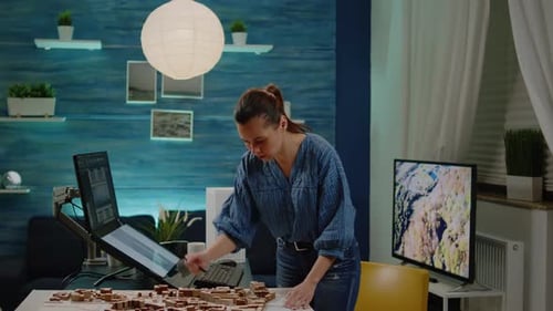 Femme architecte vérifiant les plans et la maquette