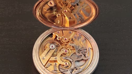 Das Chronographenwerk auf schwarzem Hintergrund 3