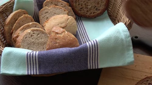 Korb mit frischem Brot. Geschnittenes Brot.