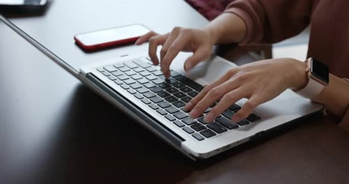 Frau arbeitet am Laptop
