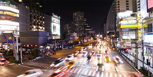 Embouteillage nocturne dans le TimeLapse 2 occupé de Bangkok