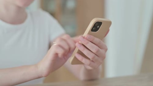 Gros plan d'une femme naviguant sur Internet sur un smartphone