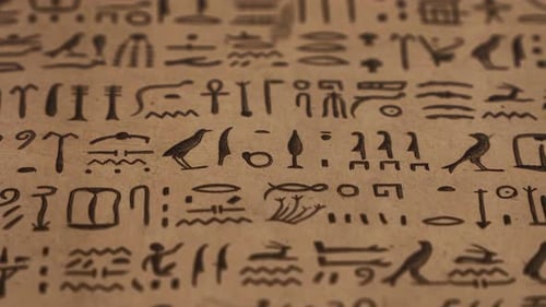Jeroglíficos del Antiguo Egipto sobre papel marrón