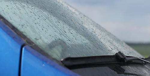 Regentropfen auf der Windschutzscheibe