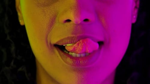 Attraktiver weiblicher afroamerikanischer Lippenmund