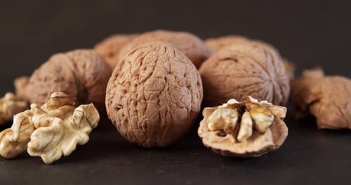 Nueces deliciosas y frescas sobre una mesa de piedra negra
