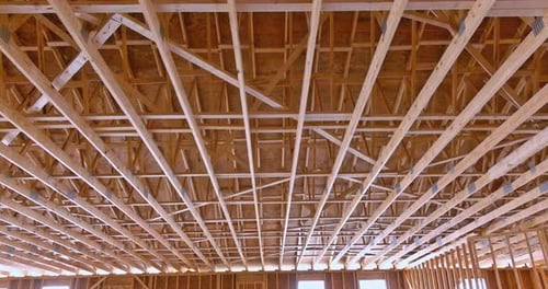 Builder Dachbinder auf dem Dach des neuen Wohnhauses im Bau