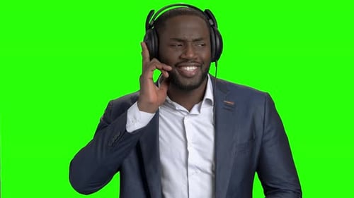 Empresário estiloso ouvindo música em fones de ouvido.