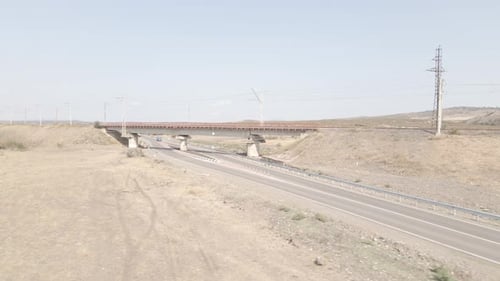 Vista aérea da ponte ferroviária vazia na região de Samtskhe-Javakheti, Geórgia.