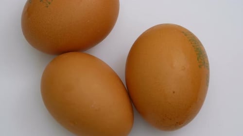 huevos frescos sobre la mesa