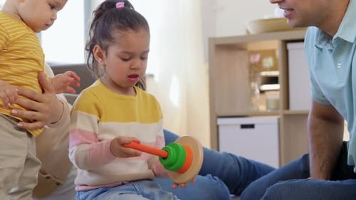 Glückliche Familie mit Kindern, die zu Hause spielen
