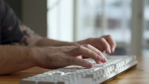 Nahaufnahme Junger Mann-Programmierer arbeitet an Computer-Tipptastatur im Home Office