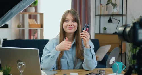 Bloguera de belleza con productos cosméticos en una mano y otra haciendo un gesto hacia la cámara