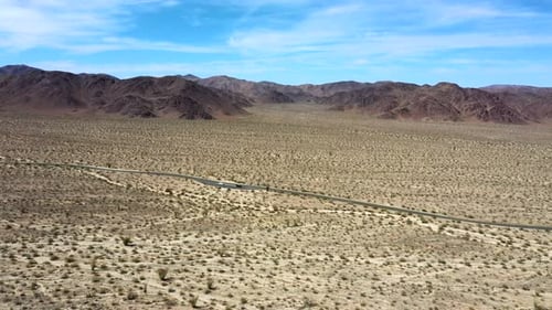 Panoramablick auf die Wüste mit Asphaltstraße durch den Joshua Tree National Park in Kalifornien, Vereinigte S