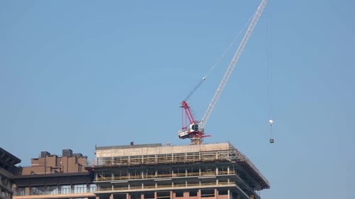 Bloque de transporte de grúas de construcción en la parte superior del edificio