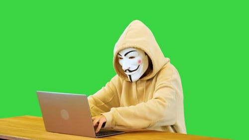 Hacker confiante cria software de phishing cibernético para atacar o sistema de proteção e roubar dinheiro e dados