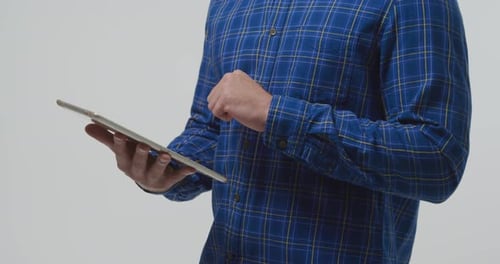 Homme utilisant une tablette
