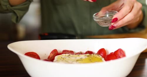 Étape par étape, femme cuisinant des pâtes au fromage feta, saupoudrées d'origan