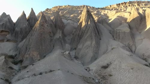 Hoodoos, Feenkamine und historische Höhlenhäuser in sedimentären vulkanischen Felsformationen
