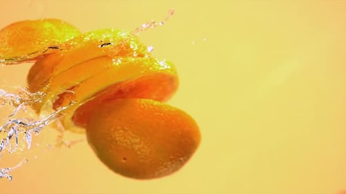 Orange in Wasser geschnitten, Zeitlupe