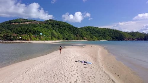 Jovem mulher bonita em traje de banho preto andando sozinha em um banco de areia Tailândia