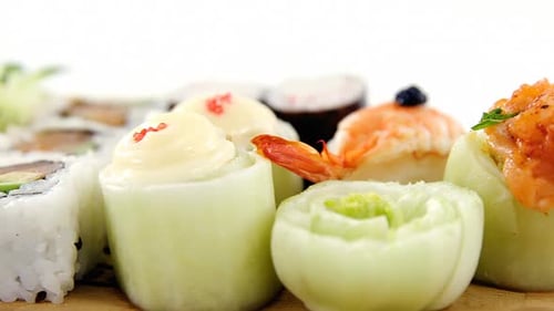 Set mit verschiedenen Sushi, serviert auf Holztablett
