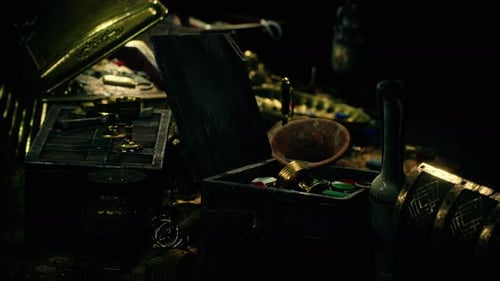 Des trésors dans une grotte sombre avec des pièces, des diamants et de l'or