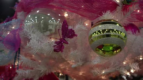 Schwenkansicht von Weihnachtsschmuck auf weißem Baum