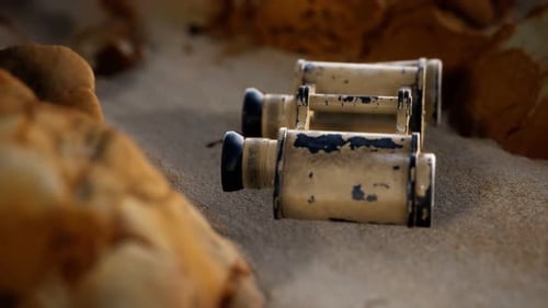 Vieilles jumelles militaires allemandes sur la plage de sable