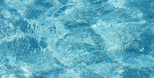 Blauer Wasserstrahl