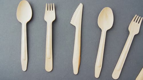 Cucharas, tenedores y cuchillos desechables de madera