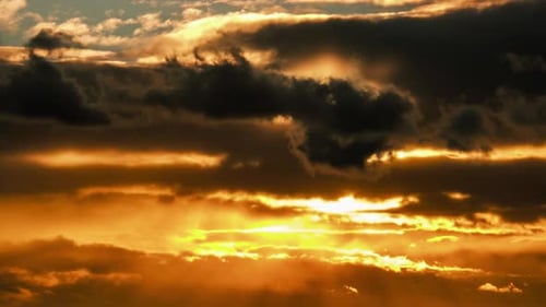 Dramatisch Sonnenuntergang am Himmel durch orange geschichtete Cumuluswolken-Zeitraffer