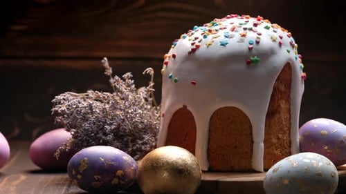 Schöner glasierter Osterkuchen mit bunten Eiern und Lavendelblüten