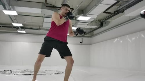 Der Slow Motion Fighter schlägt während der Drehung des Beins mit einer Kurve zu
