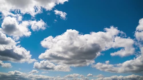 Wolken bewegen sich sanft am blauen Himmel. Zeitraffer. Cloud-Raum.