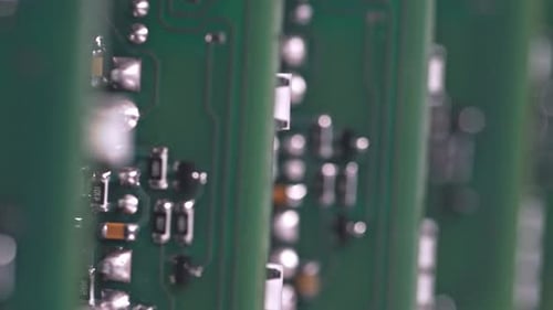 Plan du curseur d'un composant métallique et d'un microcircuit dans un laboratoire d'atelier