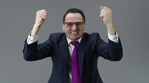 Homme d'affaires furieux et en colère agitant les poings les dents serrées. Sous la pression du patron