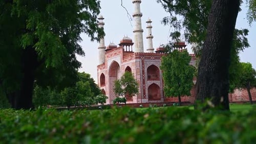 Façade du tombeau d'Akbar le Grand avec paysage de feuillage à Sikandra, une banlieue d'Agra, Uttar Pradesh