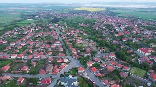 La ville de Bourgas, avec ses hôtels, ses auberges et ses maisons, passe au vert à cause de la végétation des parcs sur fond de