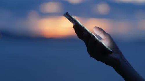 Smartphone bei Sonnenuntergang