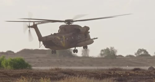 Großer Helikopter während einer militärischen Rettungsmission