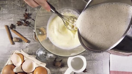 In das Eigelb mit Zucker die Milch gießen Draufsicht