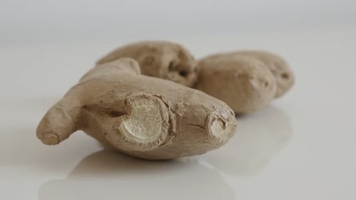 Organische Zingiber officinale Rhizom-Nahaufnahme 4K 2160p 30fps UltraHD kippbares Filmmaterial - Teil von Ingwer