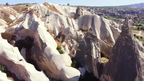 Paysage de montagnes insolite en Cappadoce, Drone aérien avec vue à vol d'oiseau